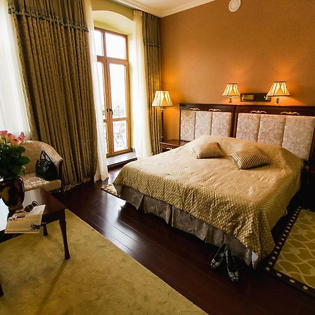 Allureinn Hotel And Spa Csernyivci Kültér fotó