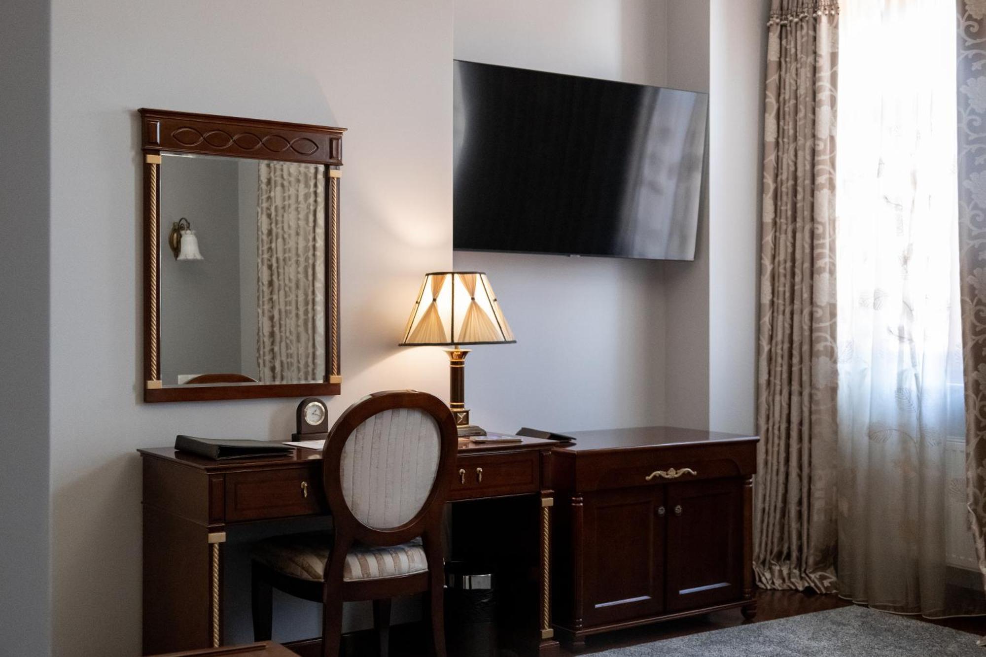 Allureinn Hotel And Spa Csernyivci Kültér fotó