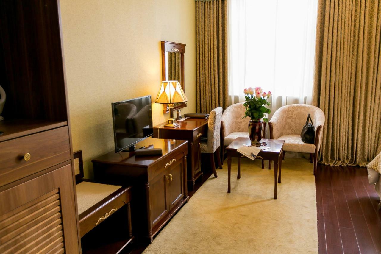 Allureinn Hotel And Spa Csernyivci Kültér fotó